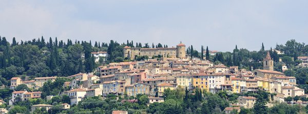 Où trouver une villa en Provence avec des cours de cuisine et des randonnées en montgolfière?