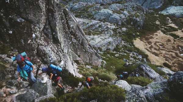 Quels sont les meilleurs circuits pour une randonnée dans les montagnes de la Sierra Nevada, Espagne : conseils et équipements ?